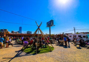 Food Trucks and Outdoor Patio Life
