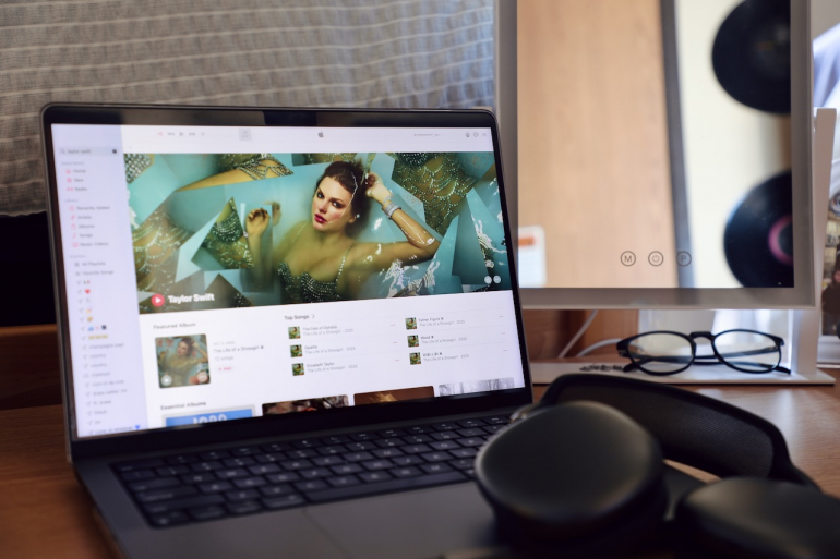 SNU Is in Its Showgirl Era